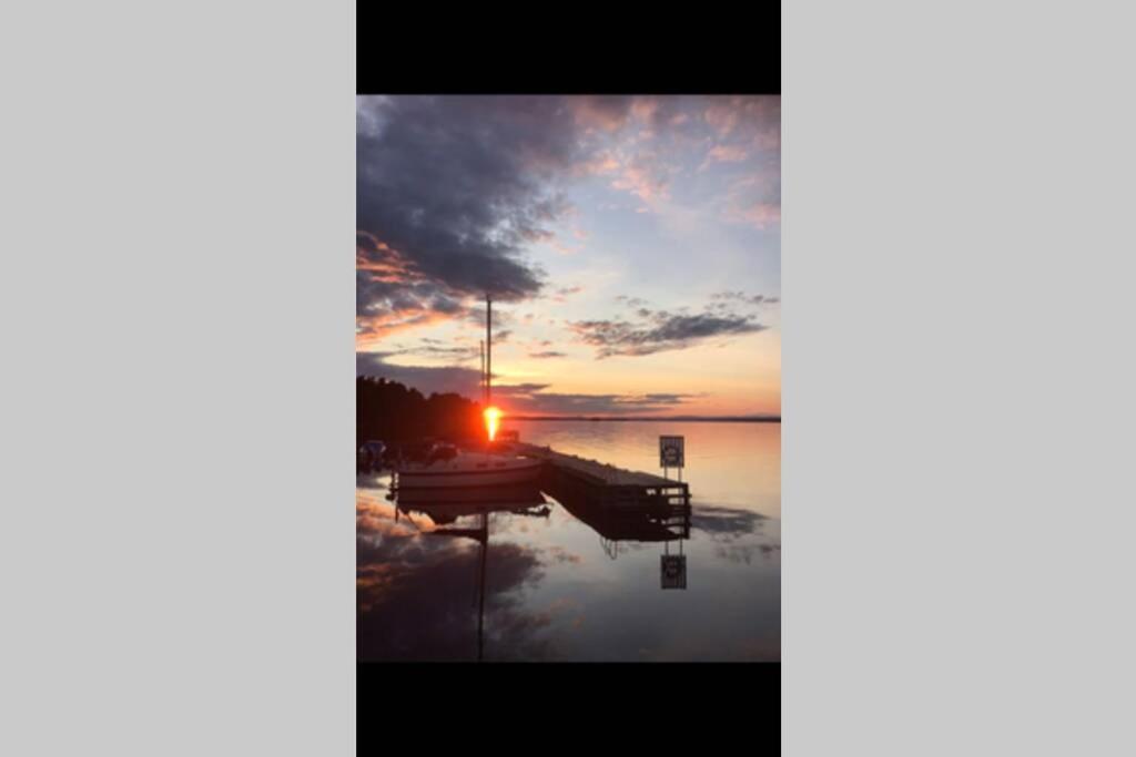 Idyllisk Nybyggd Stuga Pa Solleroen. Solleron Exterior foto